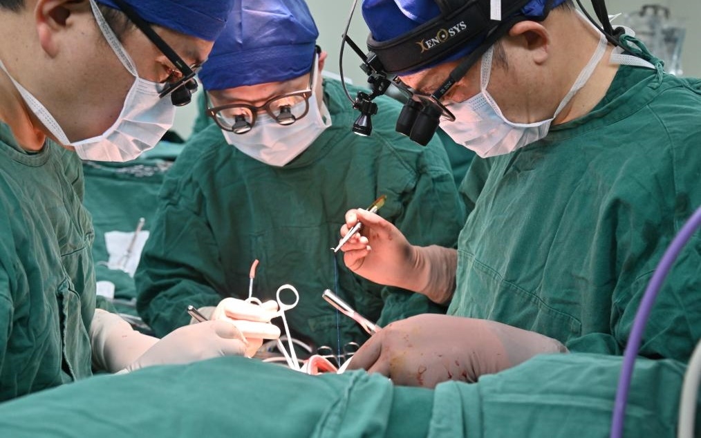 Trung Quốc ghép thành công “tim nhân tạo” nhỏ nhất thế giới cho bệnh nhi 7 tuổi